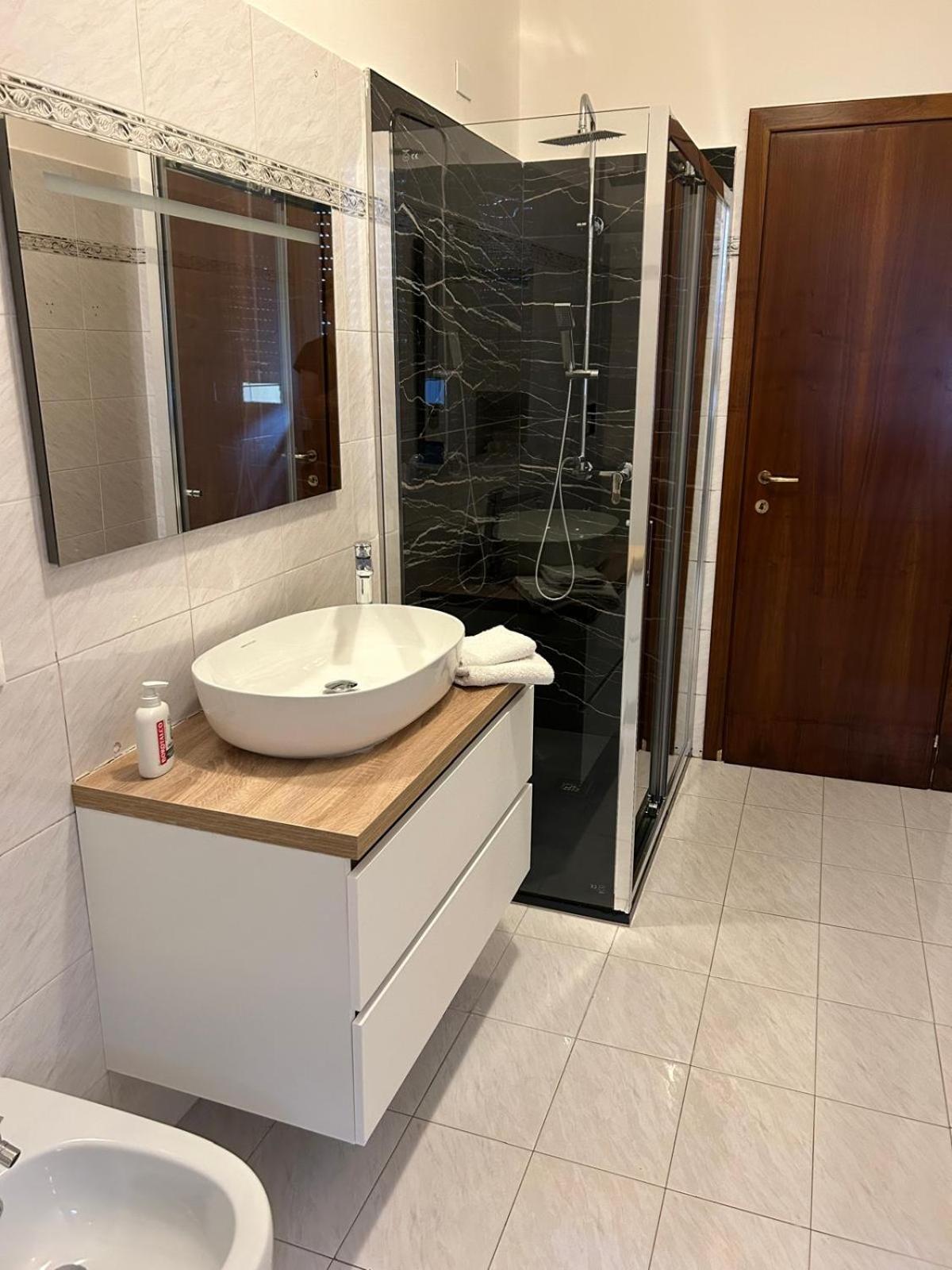 Bed Station -Self Check In- Bed & Breakfast Бергамо Екстериор снимка